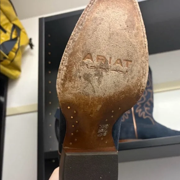 Brand new Ariat blue suede cowboy boots! In size 8.5, only worn once. - Picture 2 of 3